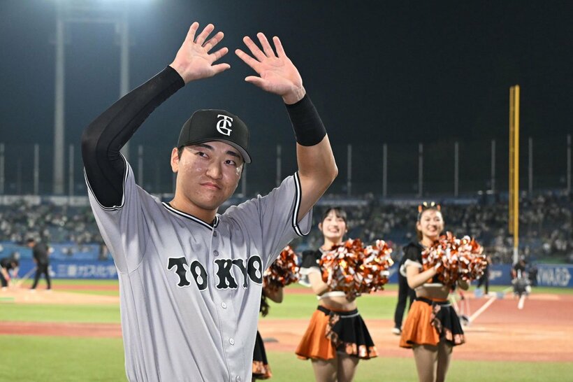 お立ち台でファン声援に応える巨人・笹原