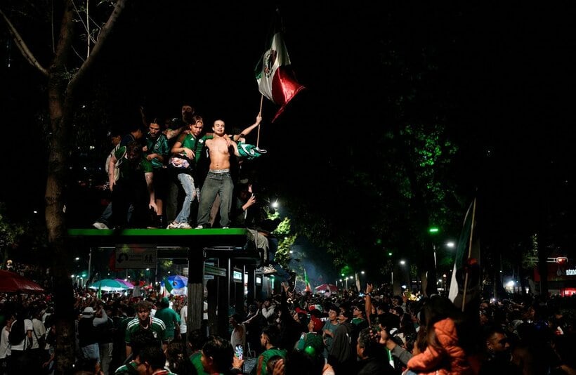 メキシコは韓国を下し決勝トーナメント進出を決めた。FANは独立記念塔周辺で大盛り上がりだった（ロイター）