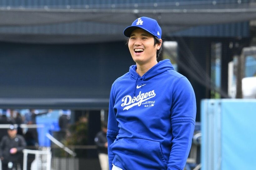 パドレス戦前の練習中に笑顔を見せる大谷翔平
