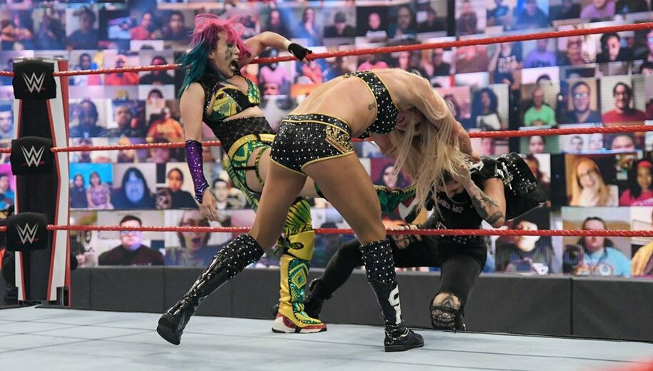  アスカはリア・リプリー（下）が介入したスキをついてシャーロット・フレアー（右）にキックを見舞って丸め込んだ(©2021 WWE, Inc. All Rights Reserved.)