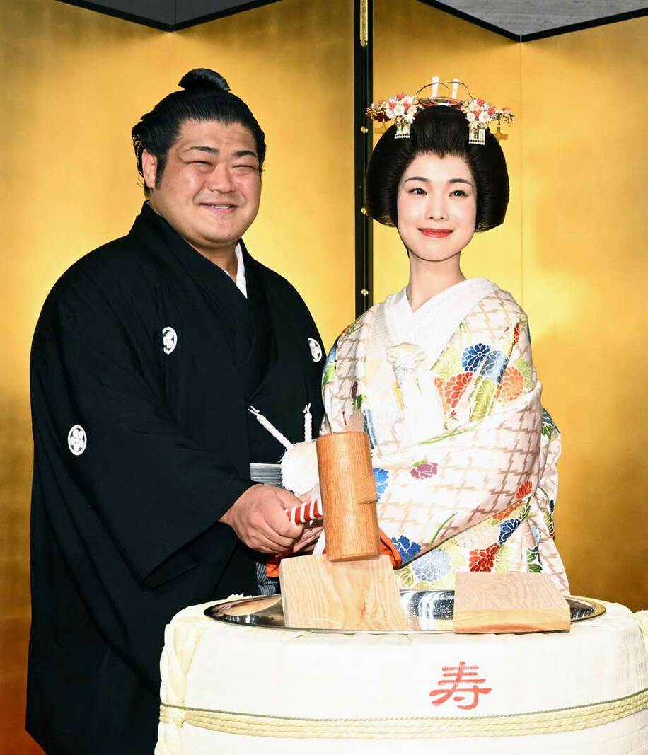  ６月１９日に都内で挙式披露宴を行った志摩ノ海（左）と福薗清香さん（代表撮影）