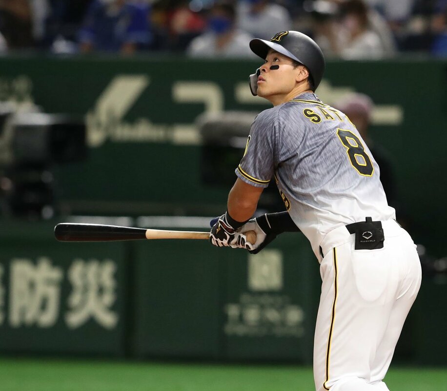  ２３号本塁打を放ち球団新人最多記録を更新した佐藤輝