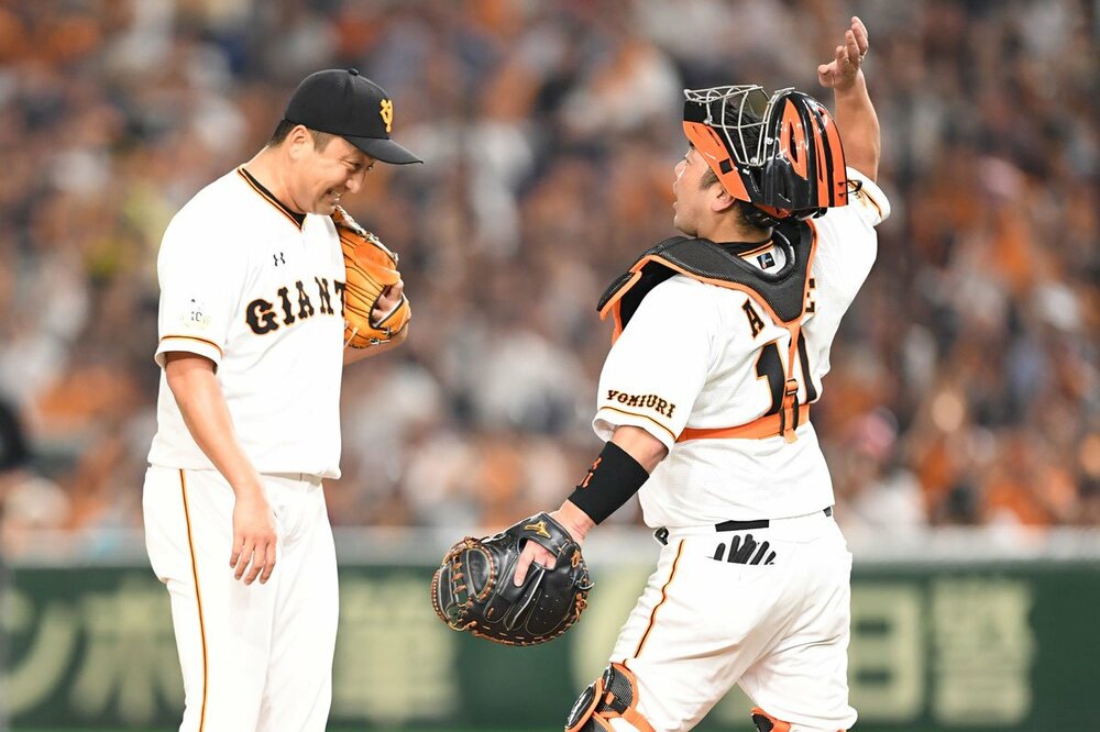 沢村の頭を叩こうとする阿部慎之助(2019年)