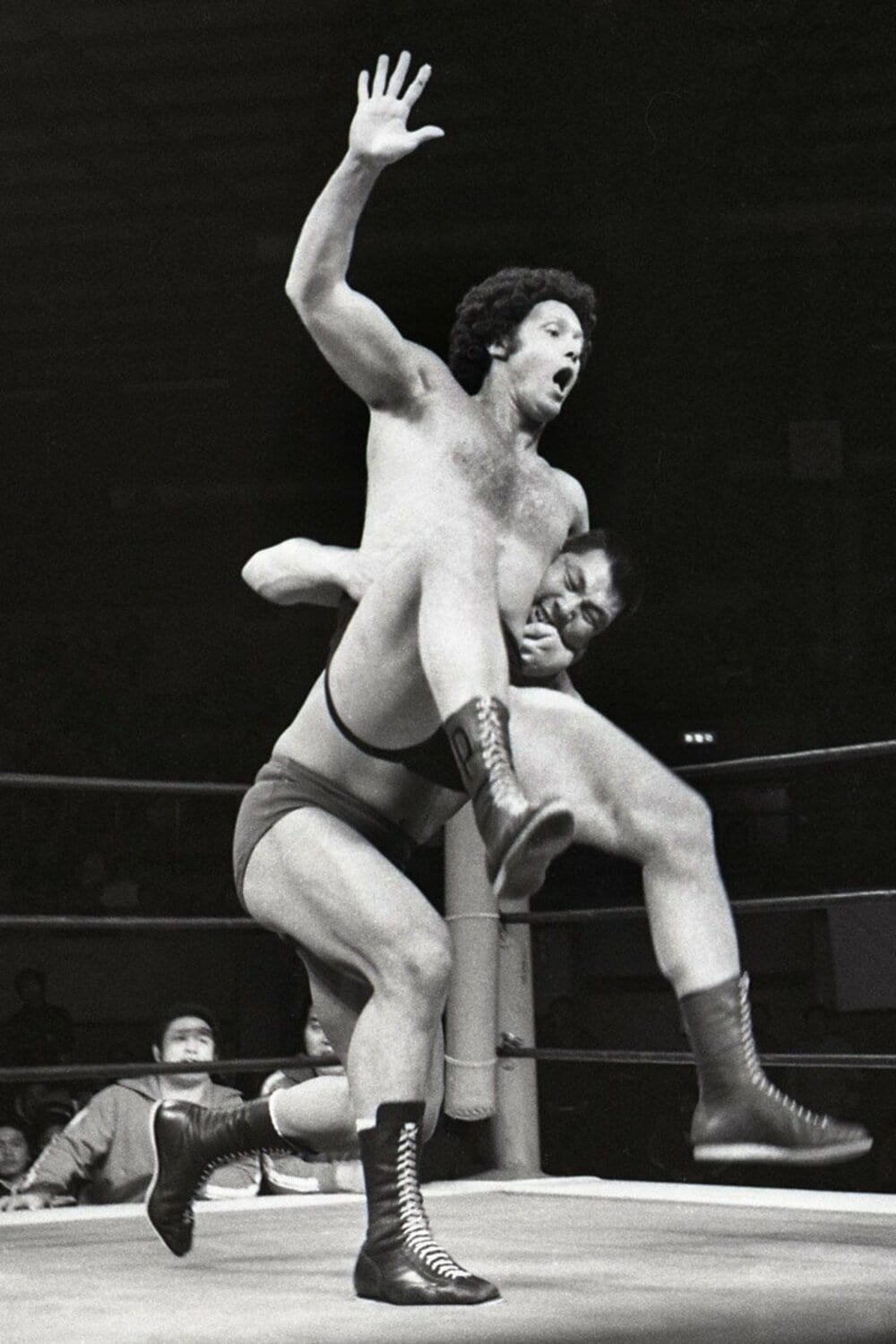 十八番のアトミックドロップをパワーズに決める坂口