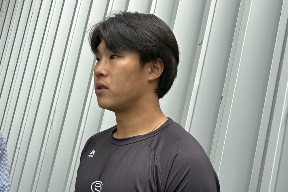 報道陣の取材に対応するソフトバンク・井上朋也