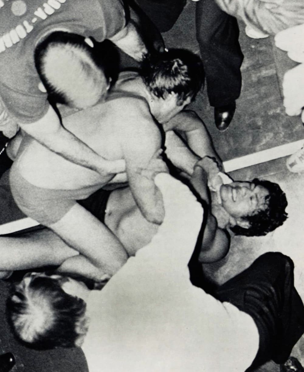 場外乱闘で猪木（下）を圧倒するディートリッヒ（１９７８年１１月、西ドイツ・ルートヴィヒスハーフェン）