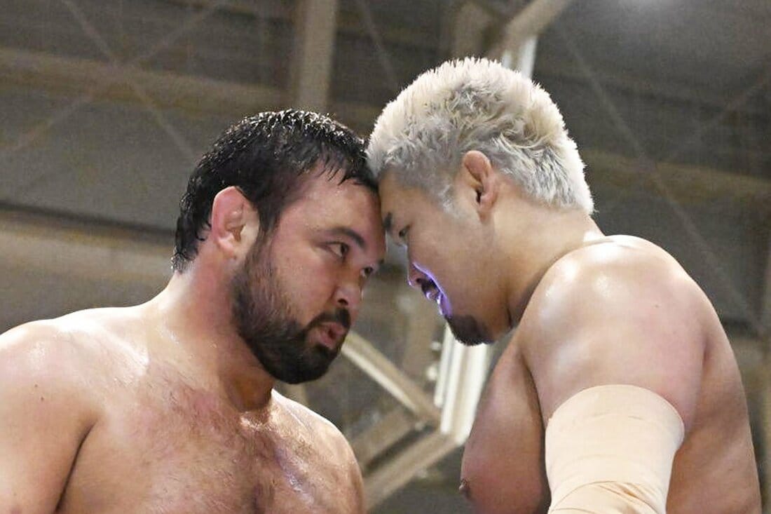 にらみ合うウルフ(左)とＩｃｅ