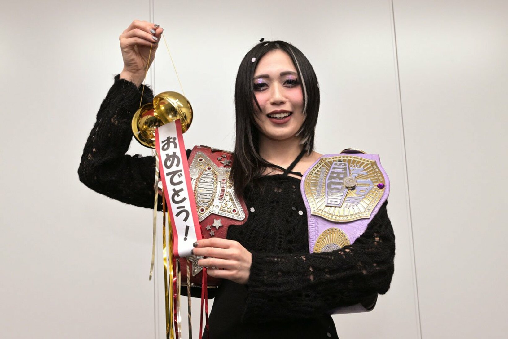 くす玉を手に、笑顔の上谷沙弥