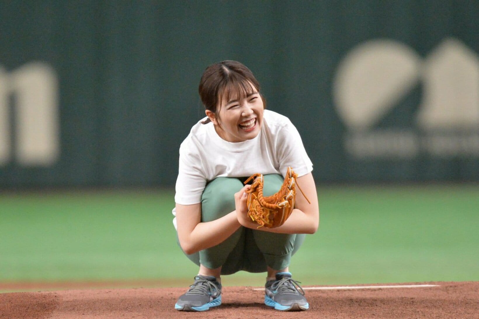 マウンドでしゃがみこむ黒田みゆアナ