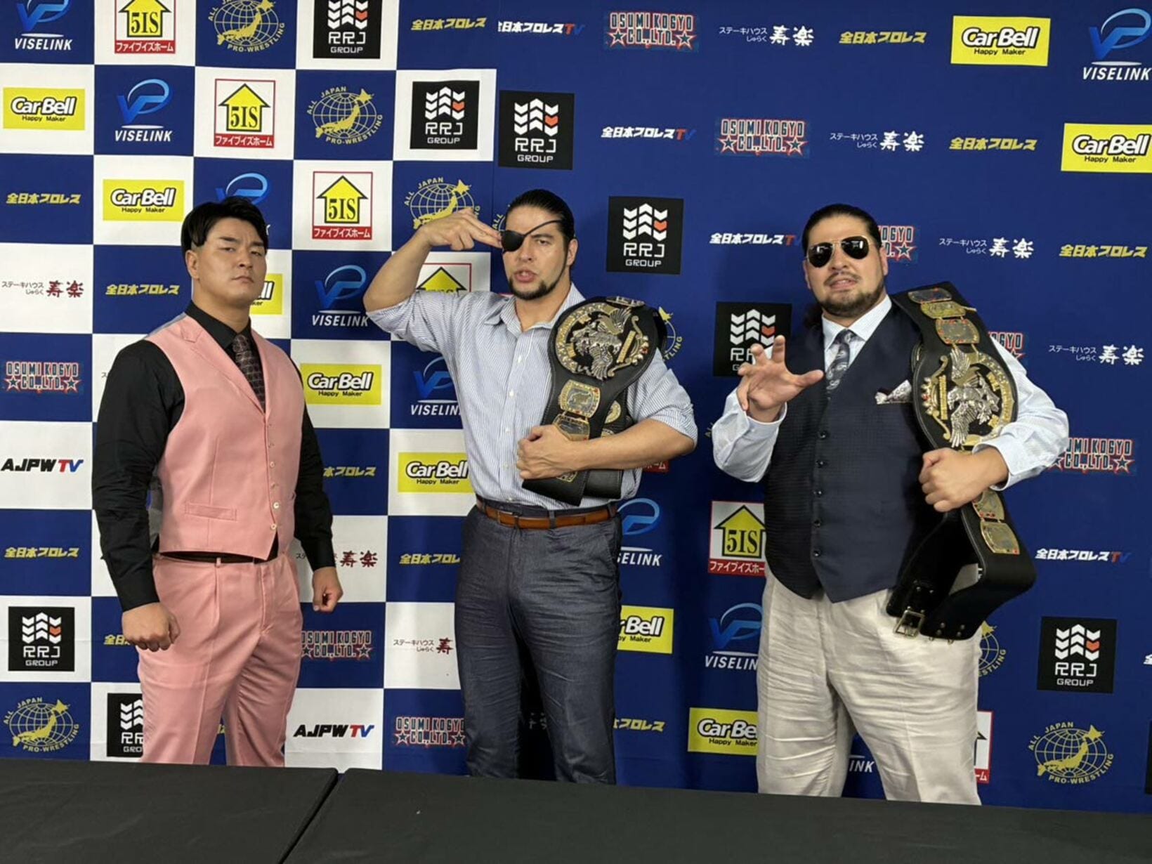 パートナー不在で会見に出席した青柳優馬(左)と、王者の斉藤ブラザーズ