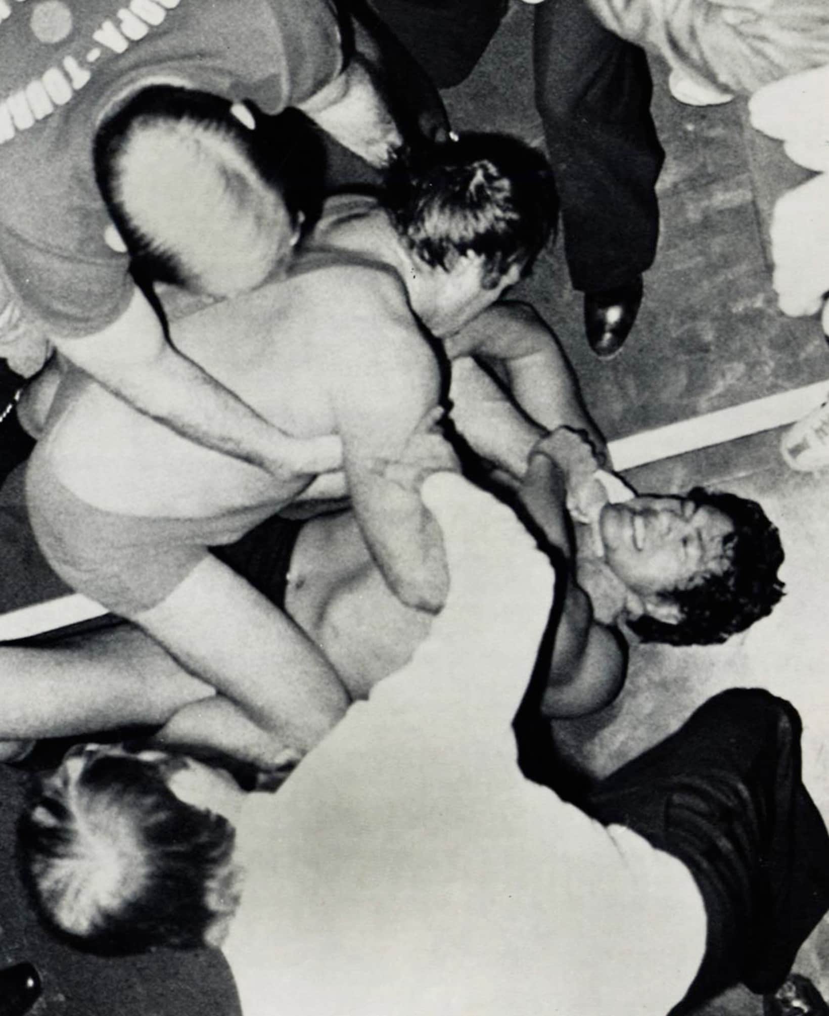 場外乱闘で猪木（下）を圧倒するディートリッヒ（１９７８年１１月、西ドイツ・ルートヴィヒスハーフェン）