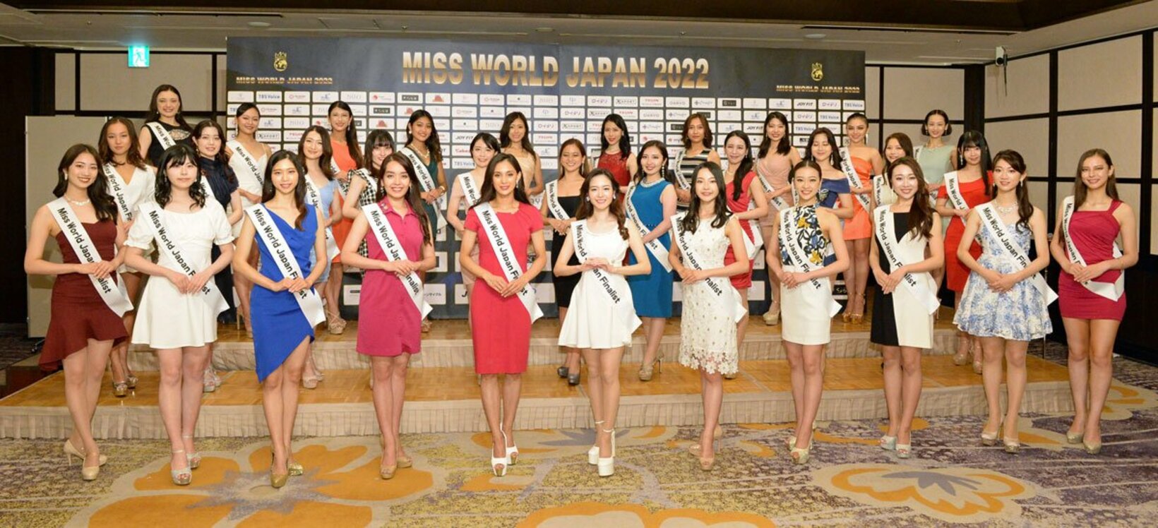 ミス・ワールド・ジャパン２０２２ファイナリスト。中列左から６人目が宮城未来さん