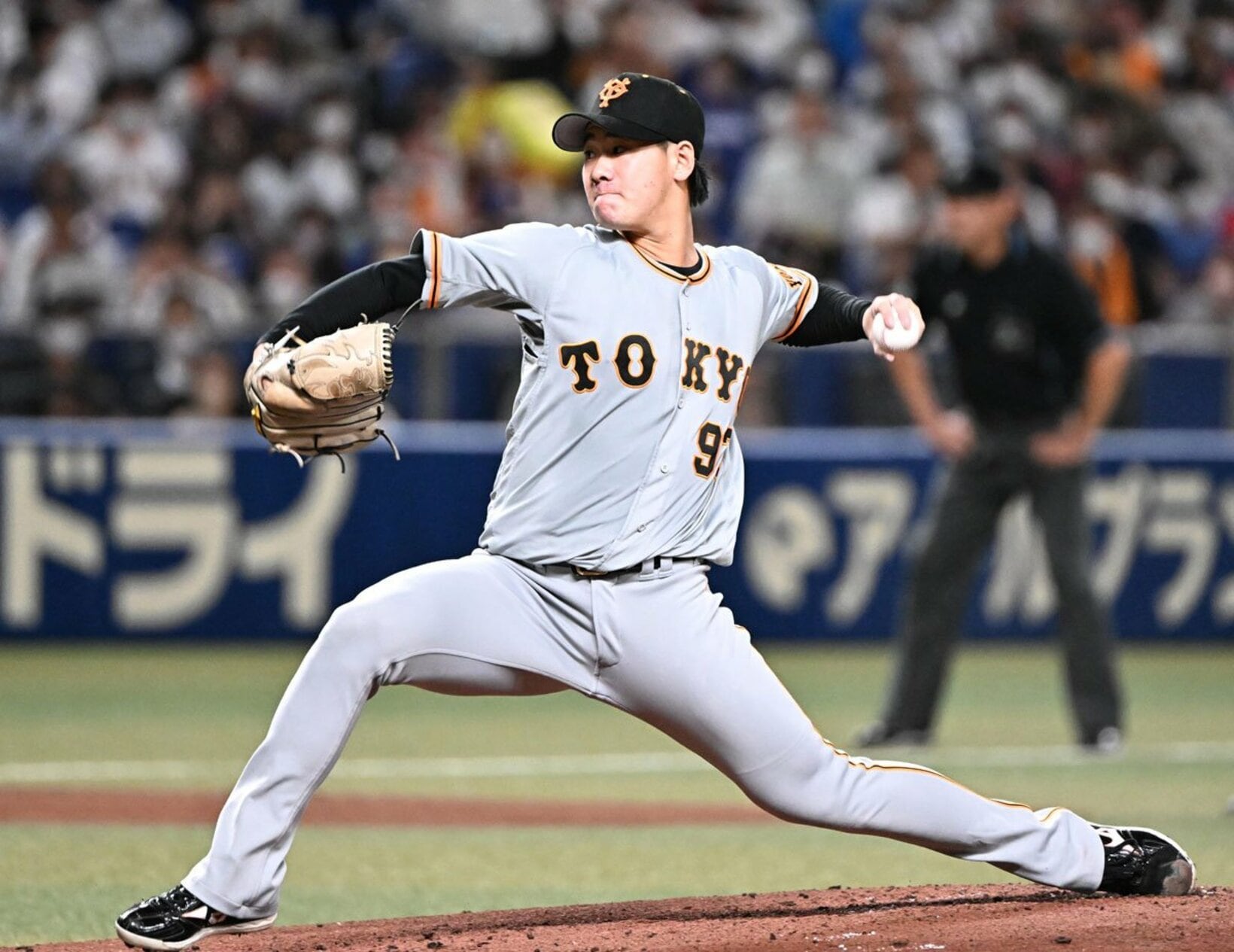 思いっきり投げ込む井上温大