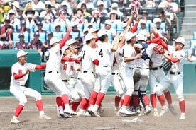 優勝を決め、マウンドで喜びを爆発させる智弁和歌山ナイン