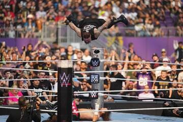 ケガから復帰したケビン・オーエンズ（上）はサミ・ゼインにスワントーンボム（©WWE）
