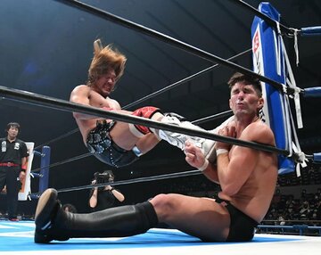  ザック（右）と２８分超の激闘を繰り広げた内藤