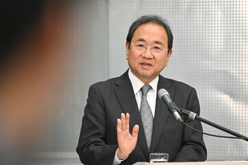 会見で説明する清水賢治社長