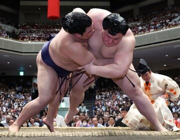 平戸海（左）を下手投げで下し勝ち越しを決めた義ノ富士