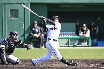 ソロ本塁打を放つ泉口友汰