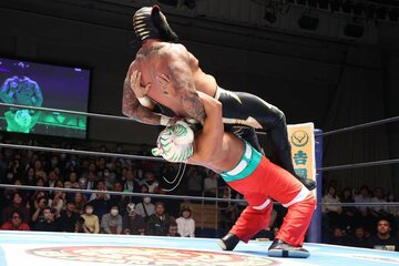 マグヌス(上)を華麗な猛虎原爆で仕留めたタイガーマスク