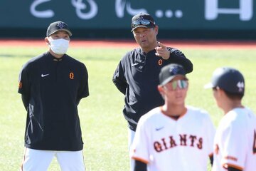 「頭を使う練習」を積極的に取り入れた巨人・阿部監督（左）と橋上コーチ