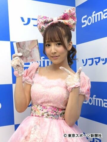 ＣＤデビューイベントを行った三上