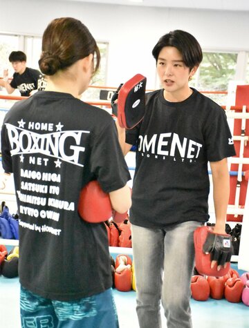  拓大の後輩ボクサーを指導した伊藤沙月（東スポWeb）