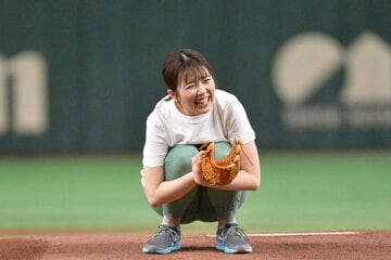 マウンドでしゃがみこむ黒田みゆアナ