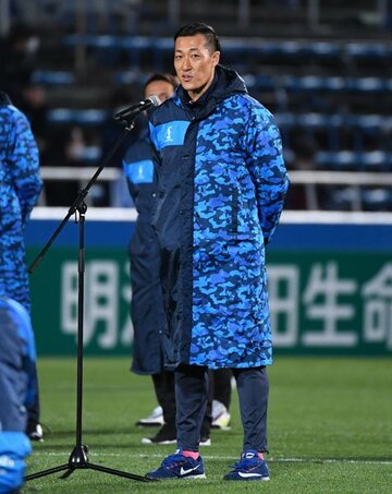  試合後にセレモニーで挨拶する横浜ＦＣキャプテンのＧＫ南雄太