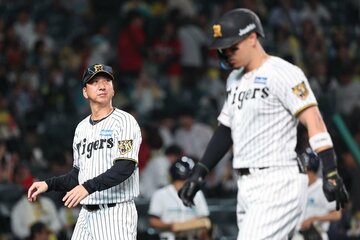 15日の広島戦は今季初の零封負けに終わった阪神・藤川監督(左)