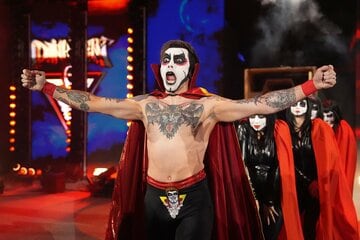 木箱から現れたのは、元AEWのダンハウゼンだった（©WWE）