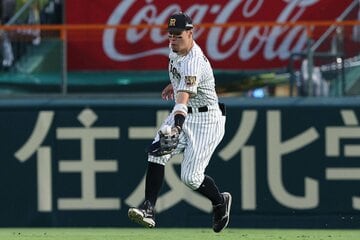 ４回、打球をファンブルした佐藤輝明