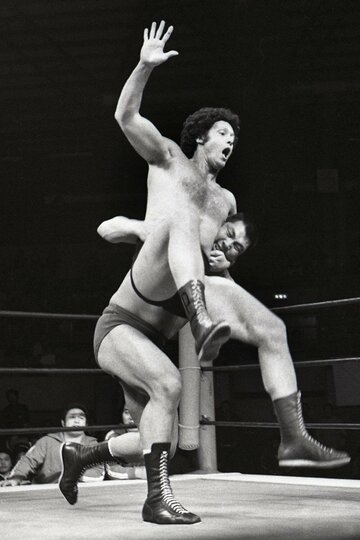 十八番のアトミックドロップをパワーズに決める坂口