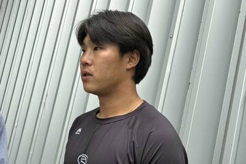 報道陣の取材に対応するソフトバンク・井上朋也