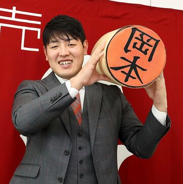  年俸２億円を突破し巨大印鑑を手に笑顔でポーズを取った岡本(球団提供)