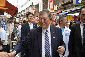 アメ横を視察する石破茂氏