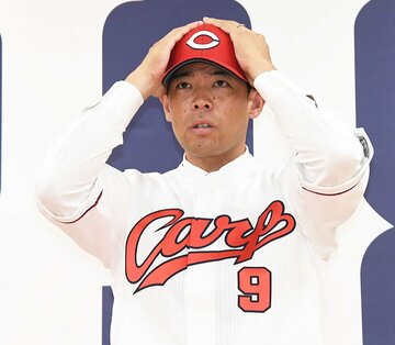  入団会見を行った秋山翔吾（東スポWeb）