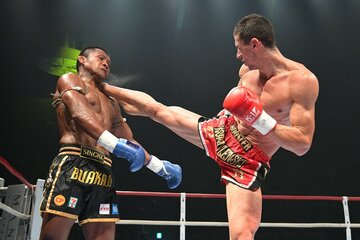 ２Rにブアカーオ・バンチャメーク（左）はストーヤン・コブリヴレンスキーのハイキックを受けた