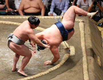  逆転の突き落としで玉鷲(右)を宙に浮かせた若隆景（東スポWeb）