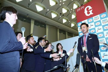 織田の交渉権を獲得し囲み取材に応じる水野編成本部長