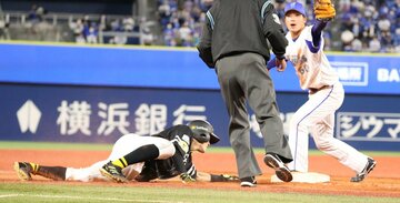  三塁でタッチアウトになってしまったソフトバンク・周東(左)