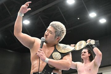Ｂブロック首位通過を決めたＹｕｔｏ‐Ｉｃｅ（左）とＯＳＫＡＲ