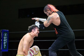 20歳のニック・ウェイン(左)に容赦なく竹串攻撃を繰り出す葛西純