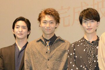 舞台あいさつに臨んだ(左から)前田公輝、八村倫太郎、増子敦貴