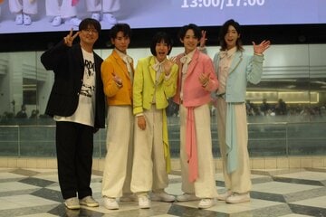 プロデューサーの酒井一圭（左）とモナキ