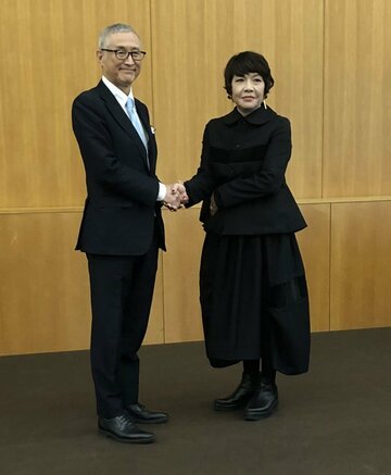 「あいち２０２２」の芸術監督に就任した片岡氏(右)と大林組織委員会会長