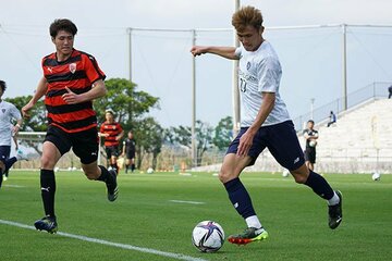  練習試合で精力的にプレーする田川（ＦＣ東京提供）