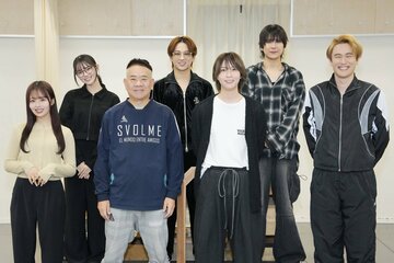 舞台「ロボコォォォン！－ＲＯＢＯＴ　ＣＯＯＯＮＴＥＳＴ!－」の稽古中取材会に出席した出演者たち