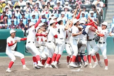 優勝を決め、マウンドで喜びを爆発させる智弁和歌山ナイン