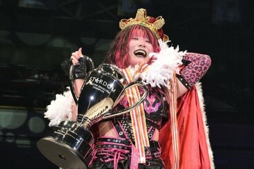 優勝トロフィーを手に、笑顔の吏南